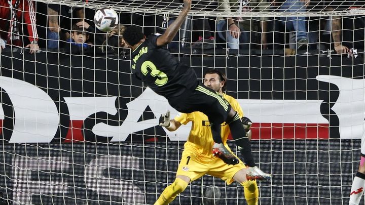 Militao marca al Rayo Vallecano / EFE
