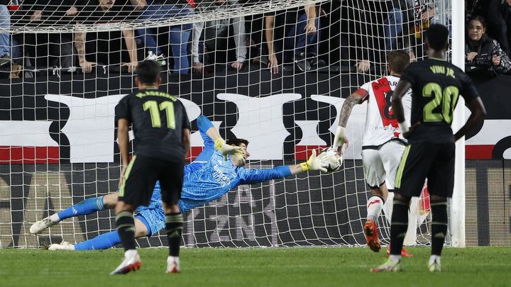 Trejo lanza el penalti / EFE