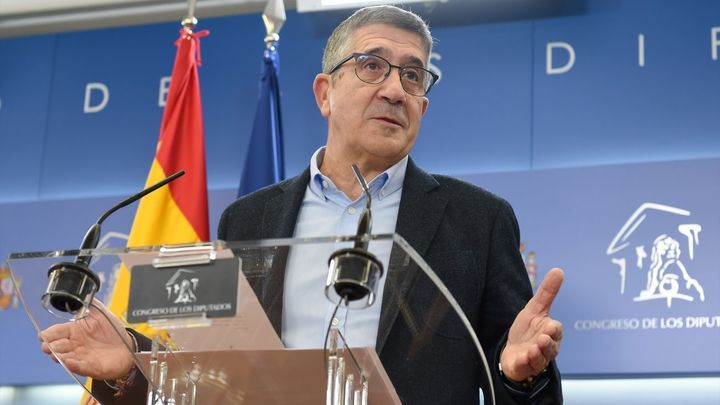 El portavoz del PSOE en el Congreso, Patxi López,  en una rueda prensa previa al registro de la Disposición, en el Congreso de los Diputados / EUROPA PRESS