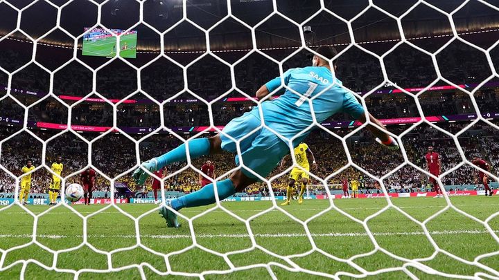 Enner Valencia bate a Al-Sheeb desde el punto de penalti / EFE