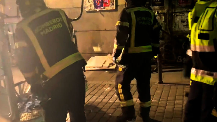 Una losa de escayola se ha desprendido de una fachada en la calle Corredera Alta de San Pablo / Emergencias Madrid