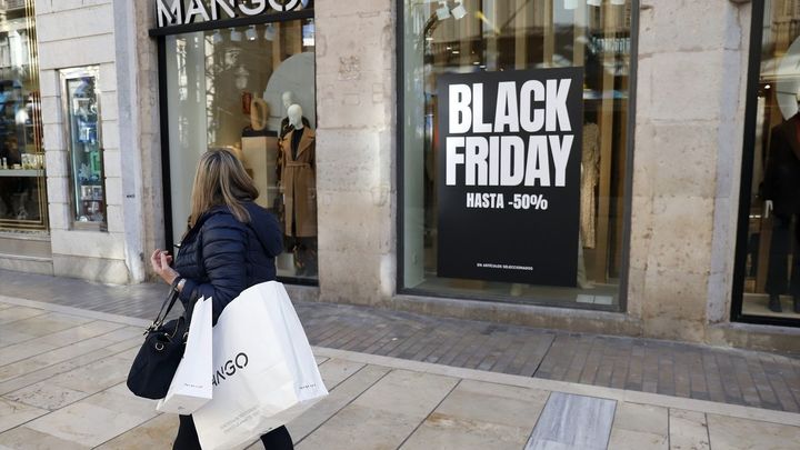 Comerciantes anuncian en sus escaparates los descuentos / EUROPA PRESS