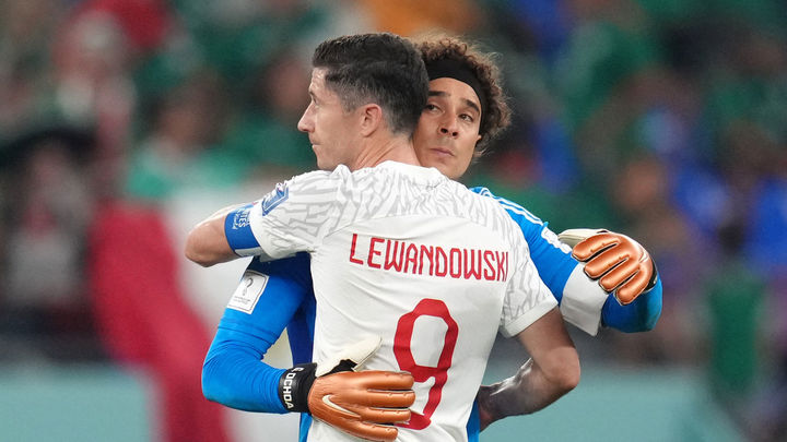 Ochoa y Lewandowski tras finalizar el partido / EUROPA PRESS