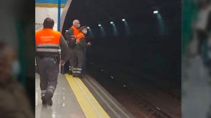 Vigilantes de Metro buscando a un viajero andando por las vías de la Línea 12 / TikTok