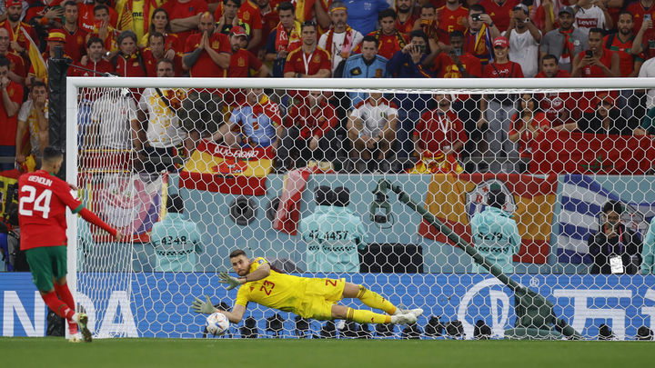 Unai Simón de España detiene un balón a Badr Benoun de Marruecos en la serie de penaltis / EFE