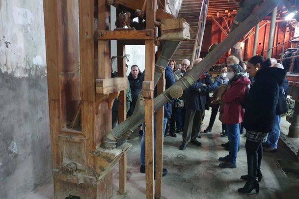 Grupo de visitantes en la fábrica de 'La Esperanza' / AYTO ALCALÁ DE HENARES