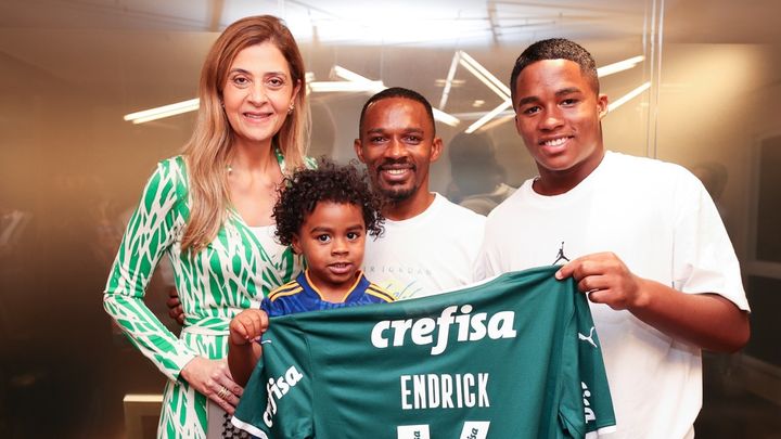 Endrick junto a sus padres y hermano / PALMEIRAS