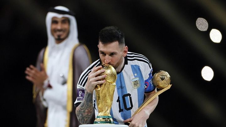 Messi besa la Copa del Mundo / EFE