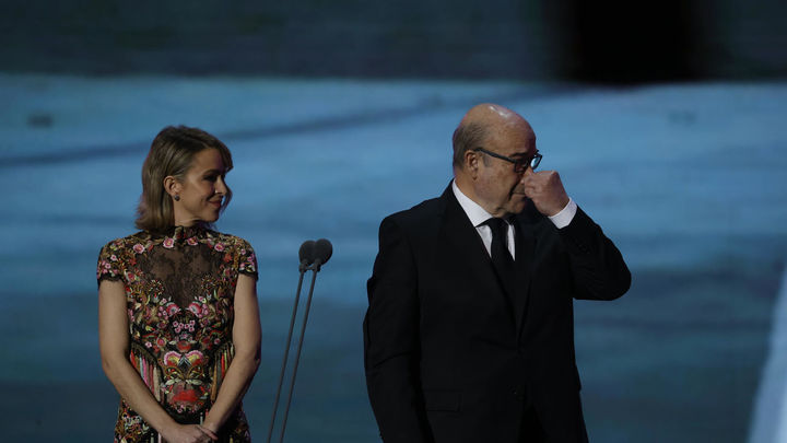 Los actores Silvia Abascal y Antonio Resines durante el homenaje que se brinda a la actriz Verónica Forqué en la gala de entrega de los Premios Forqué / EFE