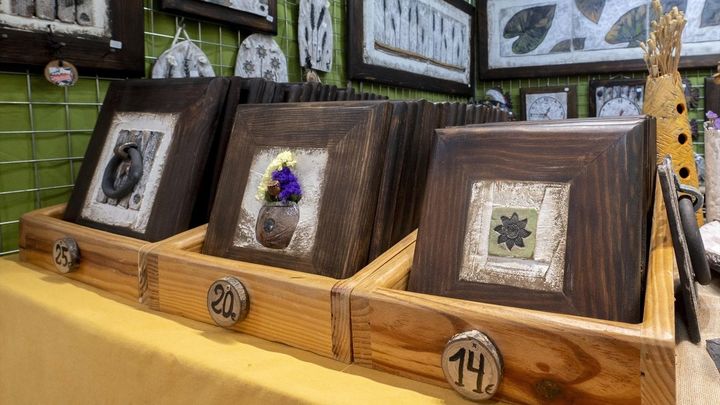 Puesto de cuadros en la 36º edición de la Feria Mercado de Artesanía, en el Paseo de Recoletos, a 8 de diciembre de 2022, en Madrid / EUROPA PRESS