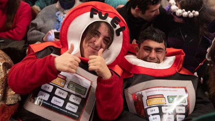 Dos personas disfrazadas de fuel al inicio del Sorteo Extraordinario de la Lotería de Navidad 2022, en el Teatro Real de Madrid, a 22 de diciembre de 2022, / EUROPA PRESS