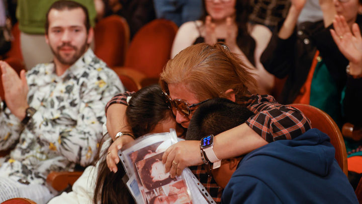 Una mujer del público celebra ser ganadora del premio Gordo durante el sorteo de Navidad celebrado en el Teatro Real en Madrid, este jueves / EFE