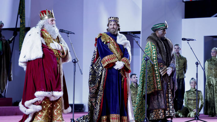 Los Reyes Magos en la plaza de Cibeles tras la cabalgata celebrada en Madrid / EFE/ Daniel González