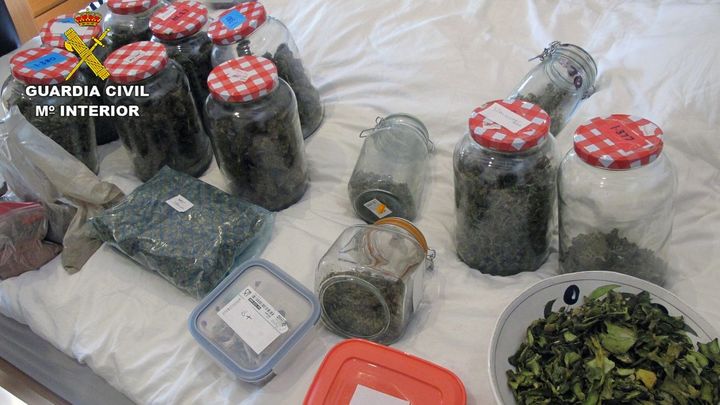 Botes con alucinógenos incautados en una casa de retiros espirituales / GUARDIA CIVIL