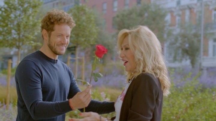 Daniel Diges le regala una rosa a Rosa Benito / Redacción