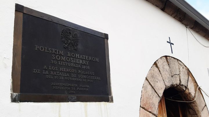 Placa dedicada a los héroes polacos en la ermita del Puerto de Somosierra / P.O.