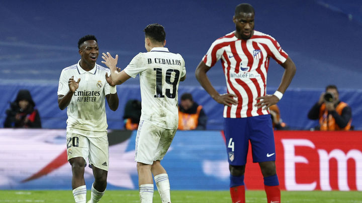 Vinicius y Ceballos ante el Atlético de Madrid / EFE