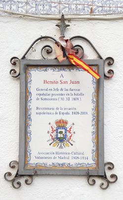 Placa en recuerdo del general Benito San Juan en el Puerto de Somosierra / P.O.