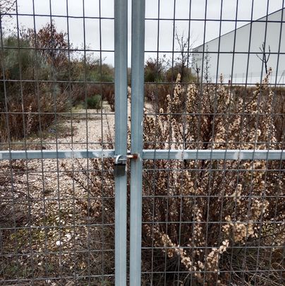 Puertas y candado en el camino / ECOLOGISTAS COMUNIDAD DE MADRID