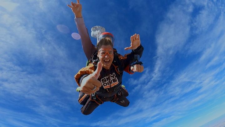 Carlos Baute lanzándose en paracaídas en 'Enamorados de Madrid' / Redacción