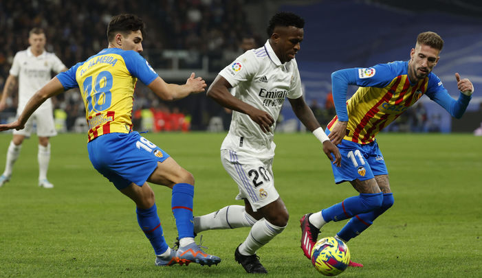 Vinicius ante el Valencia / EFE