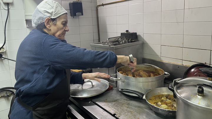 Doña Julia Bombín en la cocina de Los Asturianos / PABLO ALVIRA FUERTES