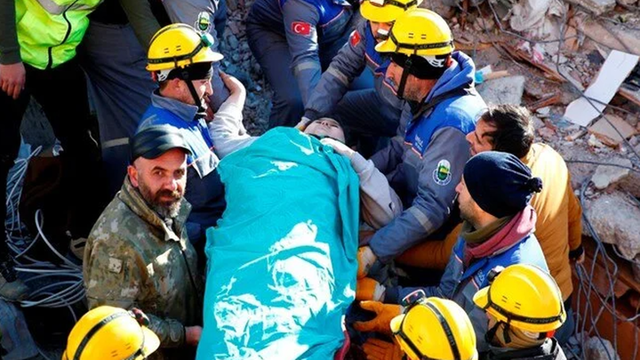 Rescate de uno de los hermanos atrapados bajo la estructura del edificio colapsado / NTV