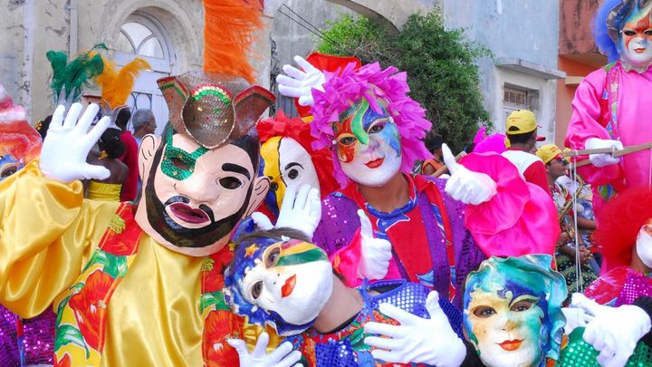Varias personas disfrazadas celebran el carnaval en Aranjuez / AYTO. ARANJUEZ
