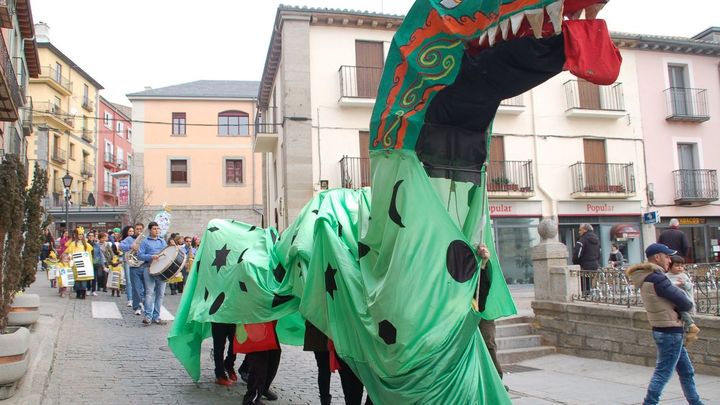 El 'dragón verde' encabeza el Carnaval de San Lorenzo de El Escorial / AYTO. SAN LORENZO DE EL ESCORIAL