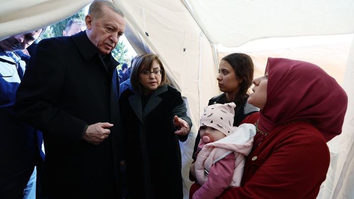 El presidente turco visita una de las zonas afectadas por el terremoto / EUROPA PRESS