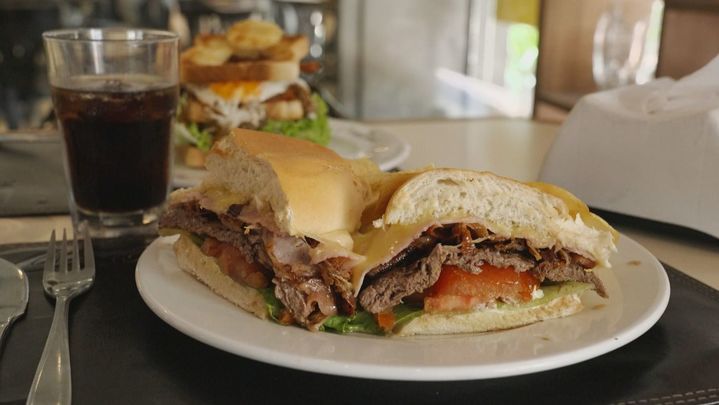 El chivito, bocadillo típico de Montevideo / Redacción