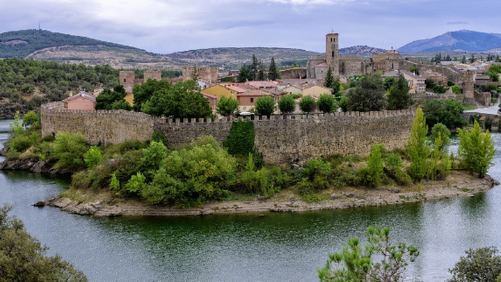 Vista de Buitrago del Lozoya con su muralla rodeada por el río / COMUNIDAD DE MADRID