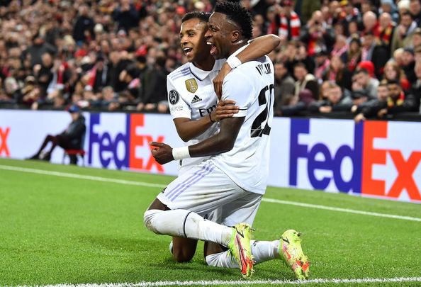 Vinicius y Rodrygo celebran un gol ante el Liverpool en la Champions League / EFE/EPA/Peter Powell