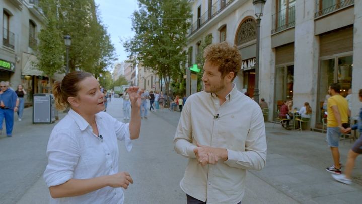 Julia, guía turística de Madrid junto a Daniel Diges / Redacción