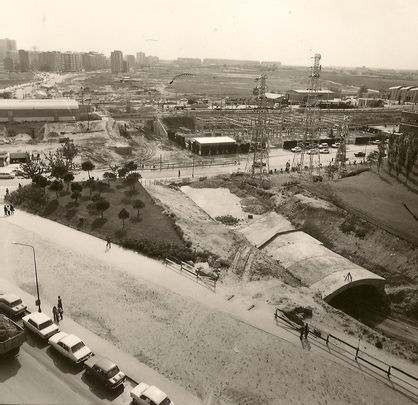 Obras del tren de Cercanías con el metro de Aluche al fondo / AVA DE ALUCHE