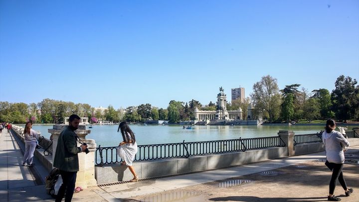 Personas pasean por el Parque del Retiro / EUROPA PRESS
