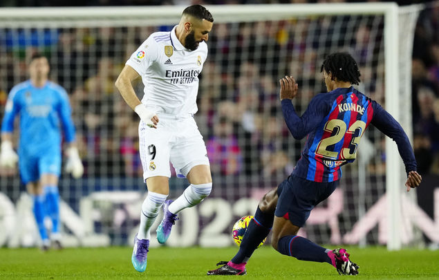 Benzema ante el Barcelona / EFE