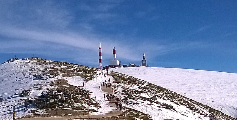Personas caminan hacía el alto de la Bola del Mundo, en la Sierra de Guadarrama / P.O.
