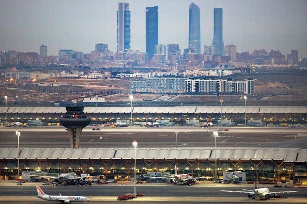 Vista de Madrid y las pistas del Aeropuerto de Barajas desde el mirador del Picón del Cura, en Paracuellos / EUROPA PRESS