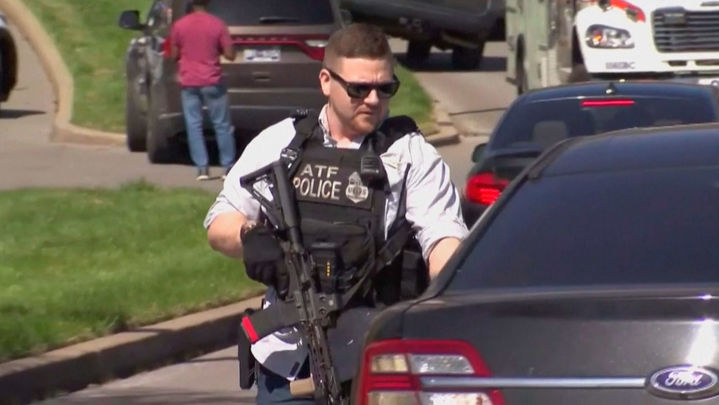 Un agente de la Policía de la Policía Metropolitana de Nashville, en los alrededores de la escuela Covenant / ARCHIVO
