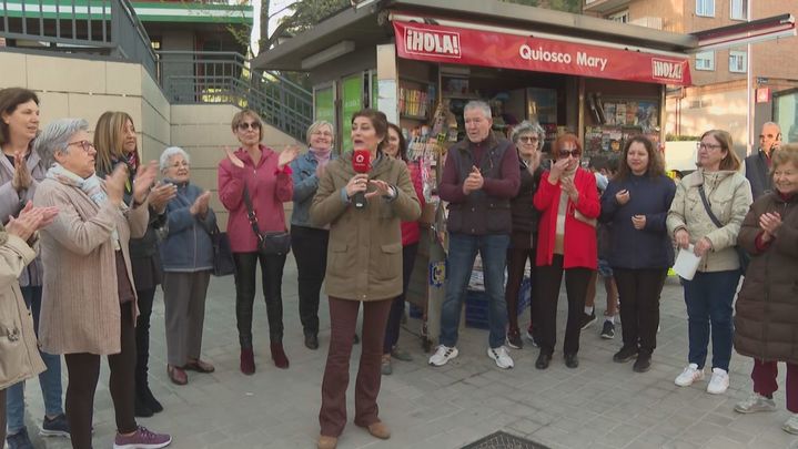 Los vecinos de Begoña dedican un emotivo aplauso a Maruja, la mujer que abrió la primera papelería del Barrio de Begoña / TELEMADRID