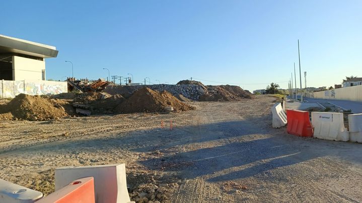 Movimiento de tierras en el lugar que ocupaba la Calle de Robert Capa, en Campamento, Latina / #SALVAPEIRONCELY10