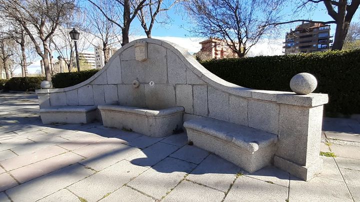 Fuente conmemorativa de las antiguas de La Teja y El Sopapo / P.O.