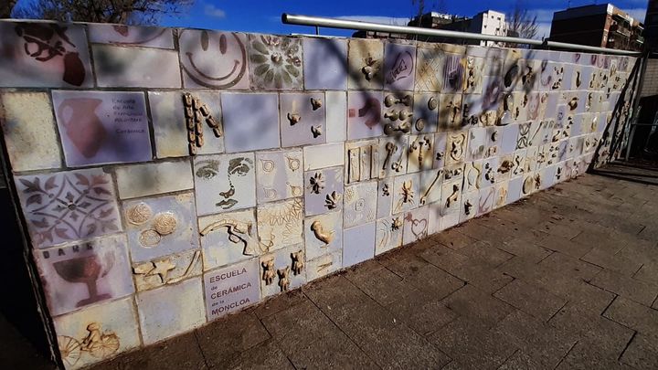 Uno de los arranques de la Pasarela de Almuñecar adornado con motivos cerámicos / P.O.