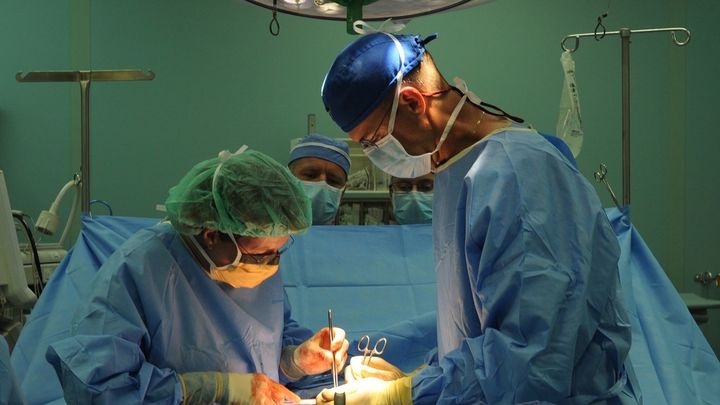 Cirujanos durante una operación / DOMINIO PÚBLICO