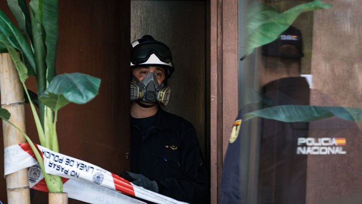 Agentes de la Policía Científica en la entrada del restaurante italiano 'Burro Canaglia Bar&Resto' de la plaza de Manuel Becerra / EUROPA PRESS