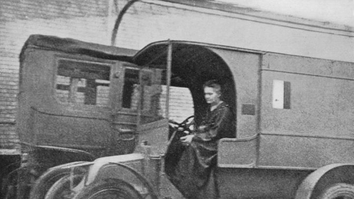 Marie Curie en uno de sus 'Petit Curie' / WIKIPEDIA