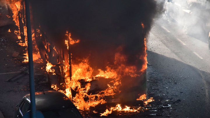 Un autobús arde en Colmenar Viejo / J.L