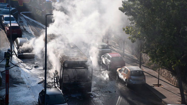 Bomberos apagan el fuego en un autobús interurbano en Colmenar Viejo / J.L