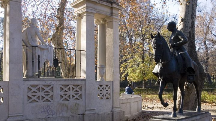 Grupo escultórico de los Hermanos Álvarez Quintero en El Retiro / AYTO MADRID